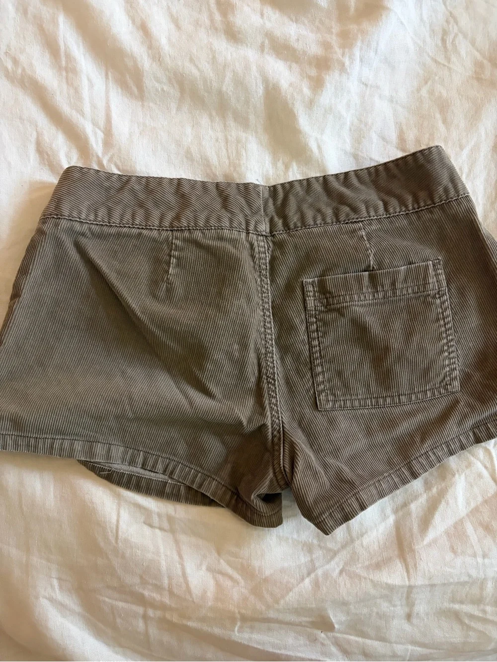 Early 2000s Roxy shorts- Taupe Brown 26-27 waist - Picture 3 of 5